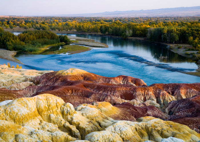 五彩灘一側岩石一側綠洲
