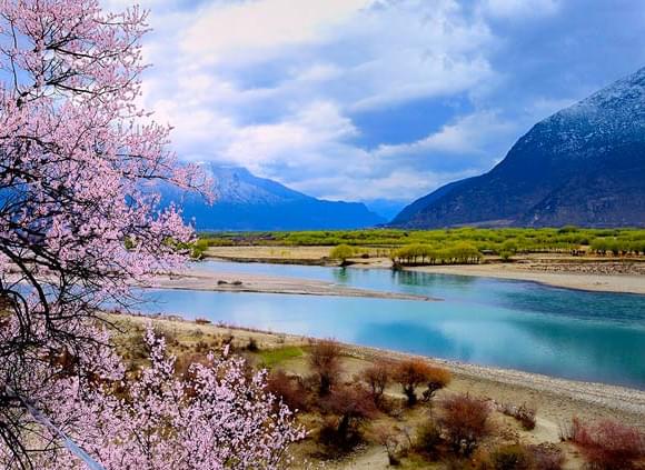 还在纠结是否走川藏线，有人开着拖拉机上路了！