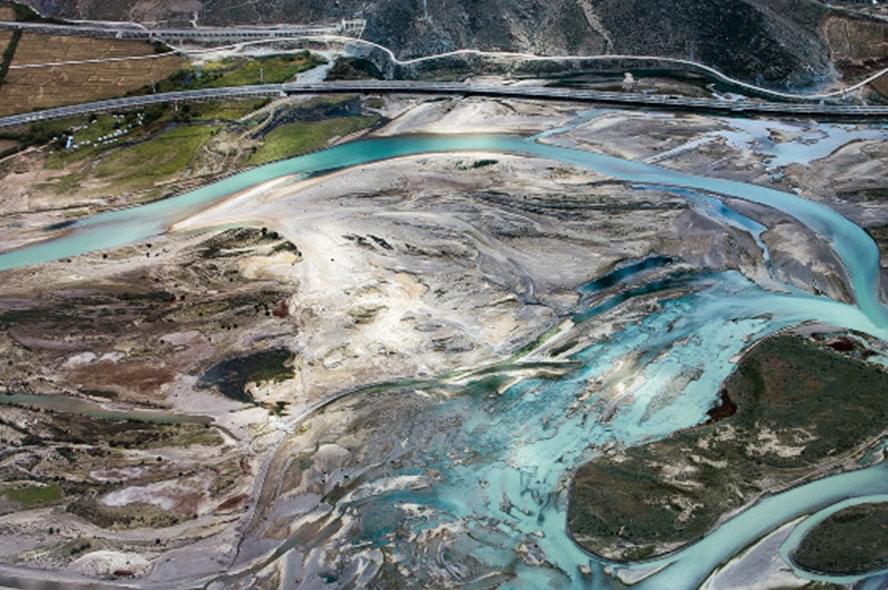 從拉薩火車站怎麼去市區？到達拉薩火車站以後有人接站嗎？