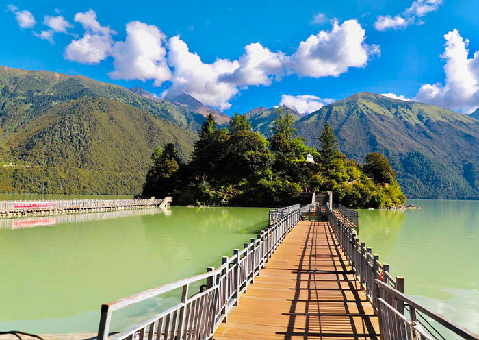 連接巴松措湖心島的浮橋
