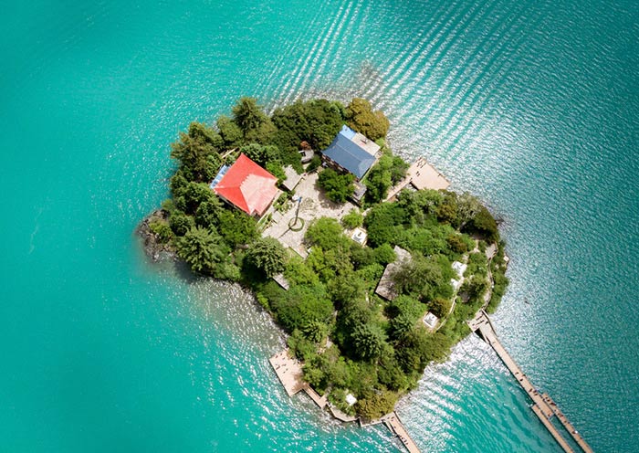 巴松措湖心島