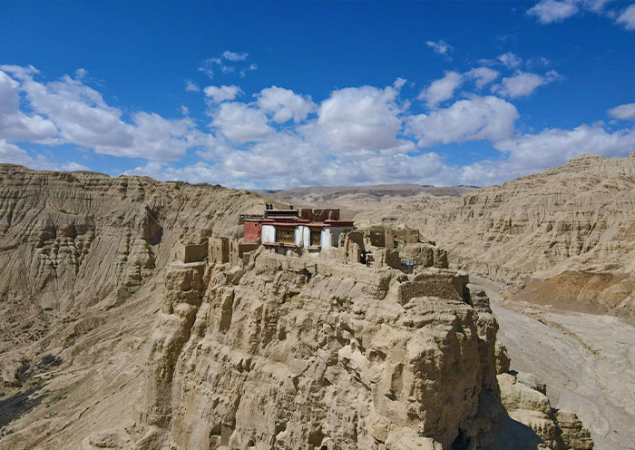 古格王朝遺址建立在懸崖峭壁上