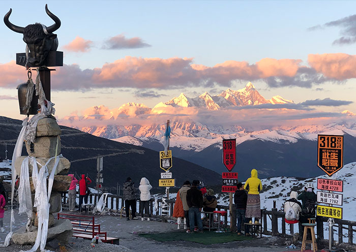 色季拉山口的日照金山
