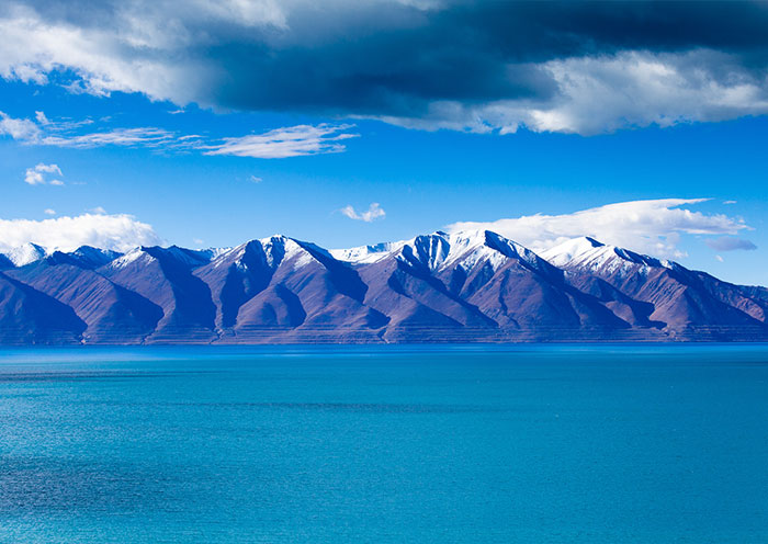 湛藍色的當惹雍錯湖水
