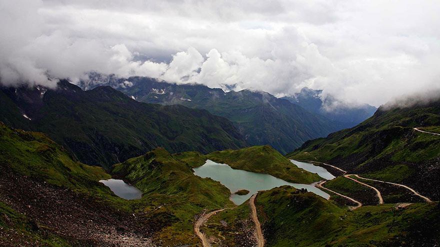 噶瓦弄巴和噶弄天池