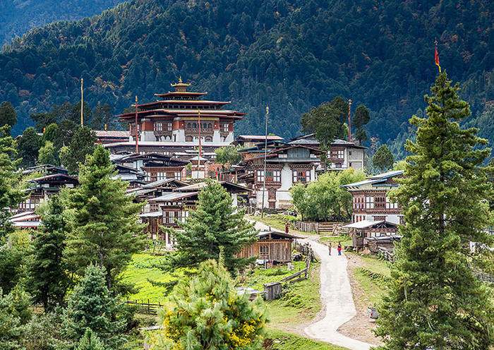 崗提寺位於山坡之上